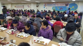 [포토뉴스]홍천군종합사회복지관 어르신 효도잔치