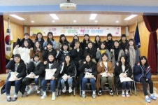[포토뉴스]책 꾸러미 전달 도계여중 이색 입학식