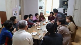 [포토뉴스]한림해피존 지역아동센터 성심경로당 선물 전달