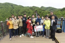 [포토뉴스]소금산 출렁다리 100만번째 방문객 꽃다발 전달