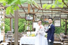 직접 꾸민 정원서 손수 만든 음식 하객 시낭송·연주로 새출발 축하