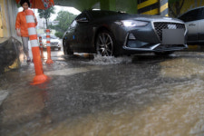 [포토뉴스]폭우에 잠긴 도로