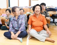 [포토뉴스]“어머니 생각하며 정성껏 안마”