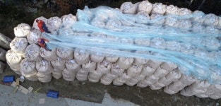 [포토뉴스]`염화칼슘 산 월동준비 서두르는 손길