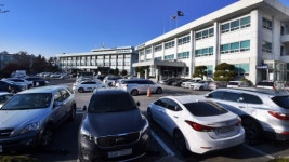 이중주차 모자라 인근 도로까지 내몰린 민원인