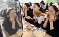 [포토뉴스]“수능 끝! 피부 미용 시작”