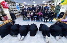 [포토뉴스] 서상초교 졸업생들 부모님께 큰절