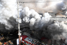 [포토뉴스]연기로 둘러싼 원주 중앙시장 화재현장