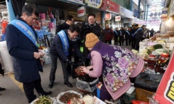 설 앞두고 전통시장 살리기 앞장 선 도의회
