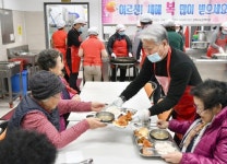 [포토뉴스]김양호 삼척시장 노인회관 배식 봉사