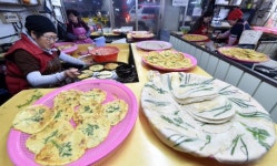 [포토뉴스]메밀전에 군침이 절로 “맛있는 설 되세요”