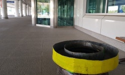출입문 옆 재떨이 … 흡연천국 양양공항 공항 “실외 재떨이 수거·흡연부스 추가 설치”