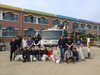 [피플&피플]산불 피해 학교에 희망 덧칠한 키다리 아저씨