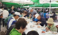 [포토뉴스]천주교 황지성당 경로잔치·삼계탕 대접