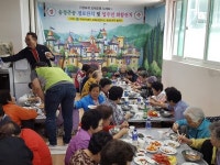 [포토뉴스]송정동 독거노인 초청 경로잔치