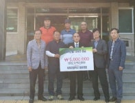 [포토뉴스]옥계초교 총동창회 산불 이재민 성금 전달