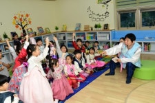 [포토뉴스]최문순 화천군수 어린이 동화책 읽어주기