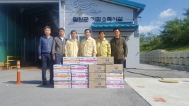 [포토뉴스]철원 돼지열병 거점소독시설에 생석회 전달