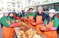 [포토뉴스]강원랜드복지재단 삼척 저소득층에 김장김치 전달