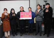 [포토뉴스]춘천시 공무원 연탄 나눔 성금 전달