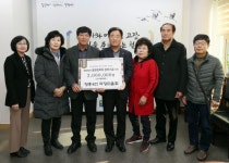 [포토뉴스]철원 장흥4리 꺽정마을회 장학금 전달