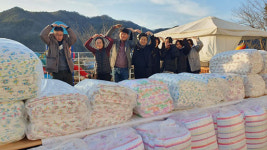 [포토뉴스]노인복지센터에 이불 전달