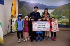 [포토뉴스]육군 15사단 다목리 어린이집 성금 전달
