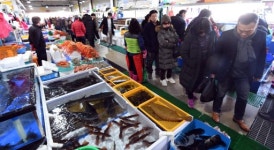 [포토뉴스]설 대목 앞둔 풍물시장 북적