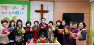 직접뜬 털모자 기부하는 춘천 충인성결교회