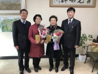 [포토뉴스]김계화·안을순씨에 도자원봉사명장 인증패 전달