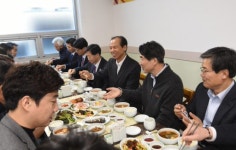 농협사료경북지사 구내식당 | [민생경제 살리자]산천어 70㎏ 구매…도청 구내식당서 시식한 최 지사