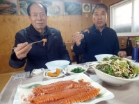[인생맛집]“고교시절 친구집서 처음 맛본 송어회 소울푸드 됐죠”