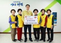[포토뉴스]타워빌아파트 경로당 노인자원봉사클럽 성금 기탁