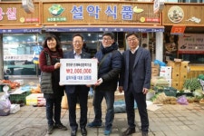 [포토뉴스]양양 설악식품 김동화 대표 장학금 전달