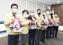 [포토뉴스]위촌1리 노인회 꽃바구니 전달