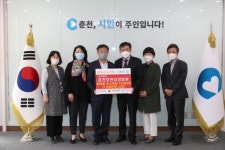 [포토뉴스]손소독제 전달