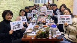 [포토뉴스]화천군청 직원들 시장서 단체 식사 상가 발전 기원