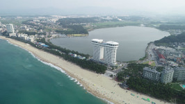 헬멧도 없이 쌩쌩  아찔한 곡예주행