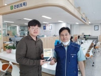 [포토뉴스]공무원노조 원주시지부 조합원에 책 배부