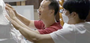 서로의 눈과 손이 되어 함께 완성한 기다림
