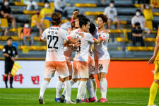 강원FC, 난타전 끝에 광주FC와 2대2 무승부 ‘5경기 연속 무승’