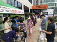 [포토뉴스]밥상공동체종합사회복지관 삼계탕·영양제 전달