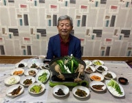 [인생맛집]“무공해 웰빙 반찬 곁들인 엄나무 닭백숙이 건강 유지 비결”