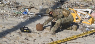 폭발물 추정 물체에 초긴장 조사 결과 일회용 가스용기