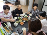 [속초]“새집서 추석 차례상…다시 행복 꿈꿔요”