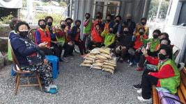 [포토뉴스]봉오1리 독거노인에 햅쌀·마스크 전달