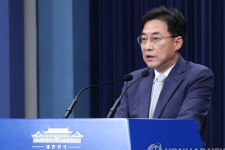 靑 “'라임 사건', '검찰총장 가족 사건' 성역 없는 수사 필요”