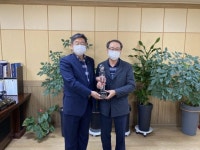 [포토뉴스]속초양양축협에 상호금융대출 1천억 달성탑