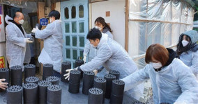 [포토뉴스]영월산업진흥원 연탄나눔 봉사활동