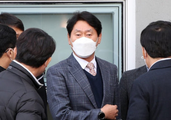 정치자금법 위반 혐의 심기준 전 의원 2심 선고기일 연기